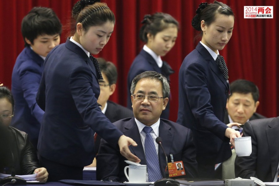 政協會議服務升級 主席臺增設男服務生倒水，體現會議細節優化